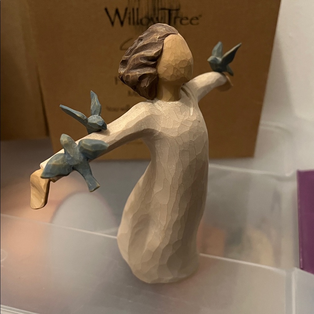 Willow Tree Figurine with Blue Doves and Natural Finish - Picture 2 of 3